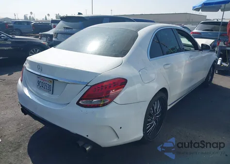 2015 Mercedes-Benz C-Class C 300 z USA, uszkodzony, nr VIN 55SWF4JB9FU094811